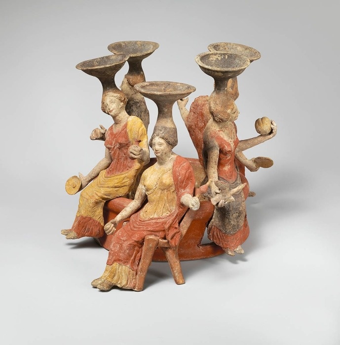 Терракотовая курильница для благовоний в форме группы женщин, сидящих у колодца, IV век до н. э. 