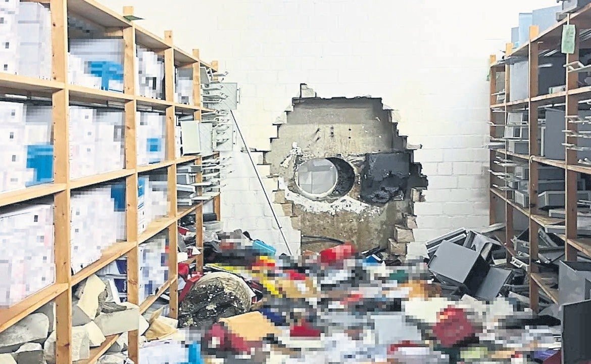 Грабители просверлили отверстие в стенке банковского хранилища. Изображение из Интернета. 