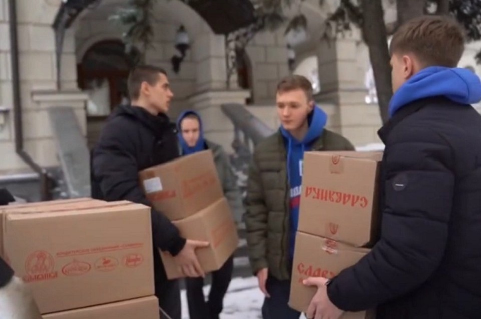    Представители «Молодой Республики» и «Молодой Гвардии Единой России» ДНР доставили новогодние подарки в Горловку. Фото: t.me/dobriy_dpr