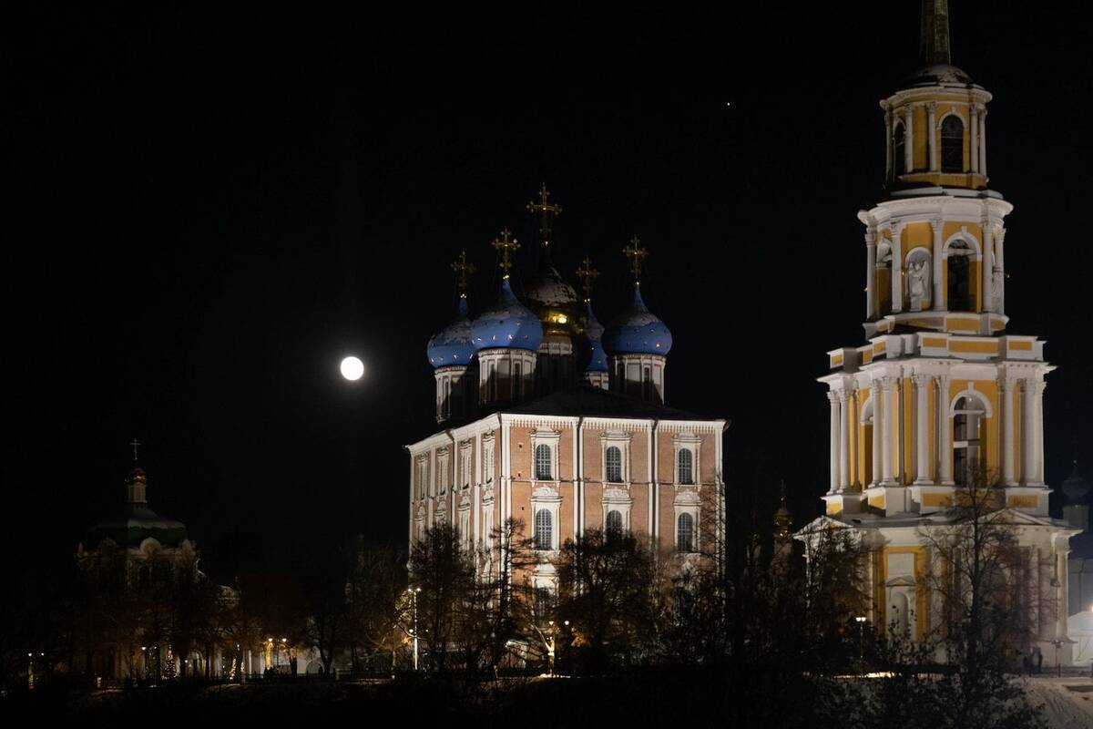    Рязанский кремль ночью и луна над ним. Фото: 7info.ru