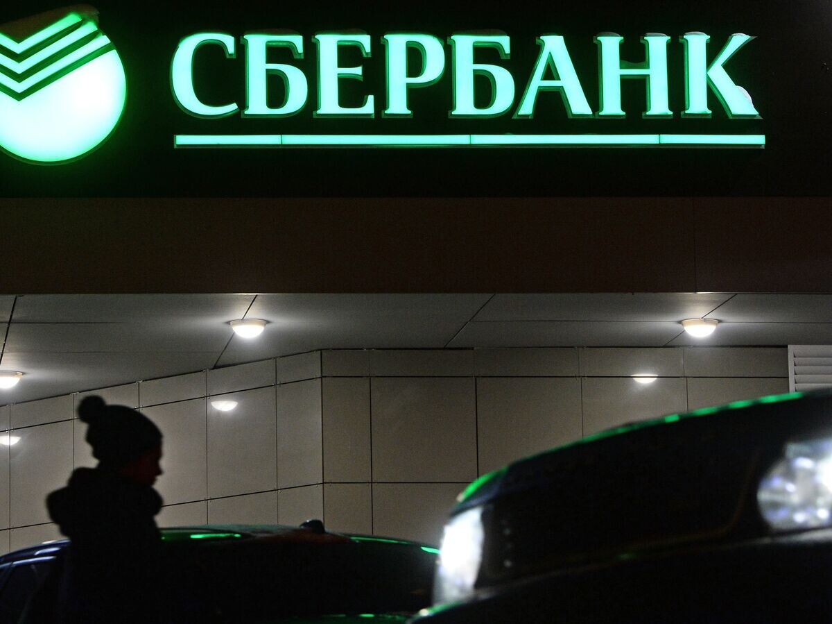    Вывеска одного и отделений Сбербанка России в Москве© РИА Новости . Максим Блинов