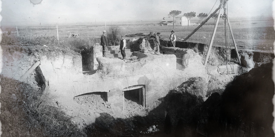 По крыши занесенный глиной древний город в пригороде Рима. Версия, объясняющая эту картину