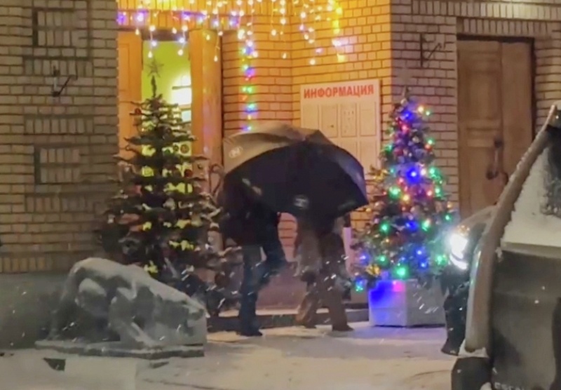 Предположительно, певица Лариса Долина покидает свою бывшую квартиру в Хамовниках после решения суда о ее выселении. Верховный суд отменил все предыдущие акты по делу и закрепил право собственности на квартиру в Хамовниках за Полиной Лурье. / Стоп-кадр с видео. / РИА Новости 