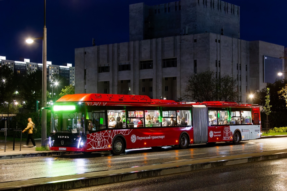 ЛиАЗ-6213 на маршруте регулярных перевозок в Перми. Фото сайта fotobus.msk.ru автор rqwe