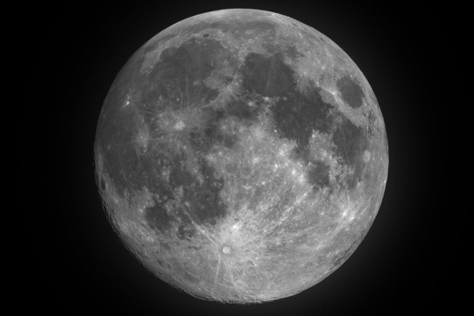    Новосибирец заснял первое полнолуние в 2026 году. Фото: Алексей ПОЛЯКОВ