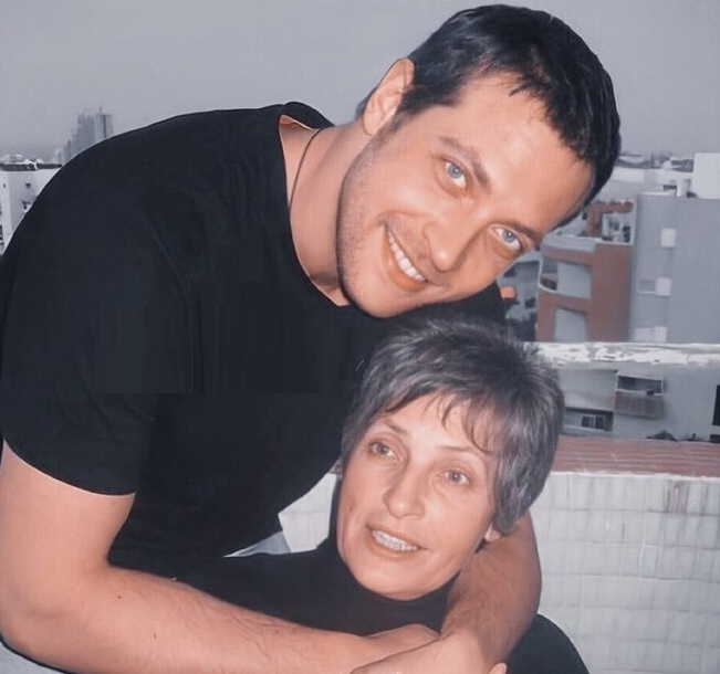 Кирилл Сафонов с мамой. Все фото взяты из открытых источников