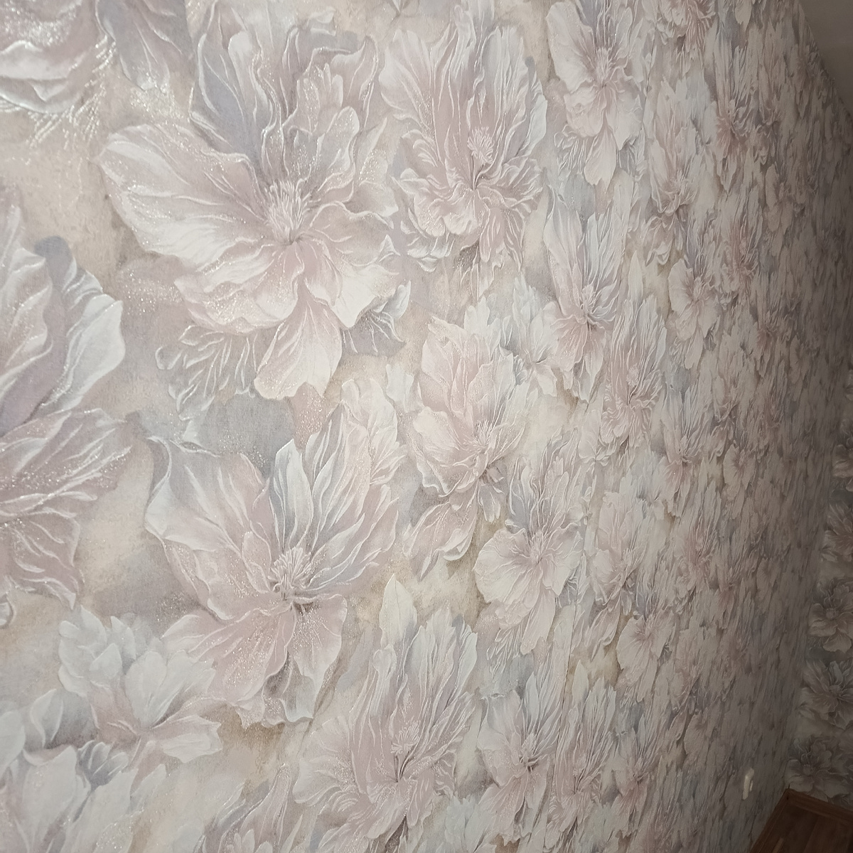 В самом начале коленом встала на саморез, и все пришлось делать с больным коленом. Еще пролила кастрюлю с клеем, просто встала ногой и перевернула )) Это из неприятностей