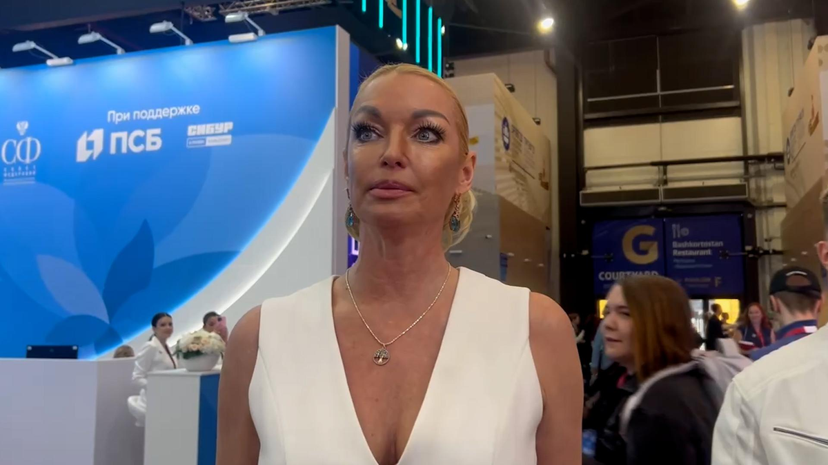 Никита Сергеевич задается вопросом: что делают звезды шоу-бизнеса на экономическом форуме? 