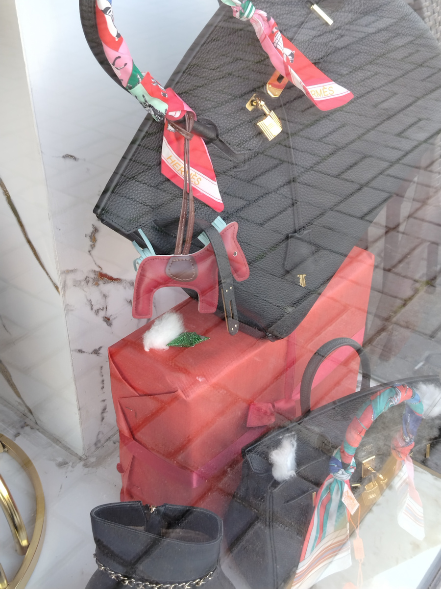 Здесь декоративный съёмный элемент даже в цвете года - кожаная поделка красного цвета. 