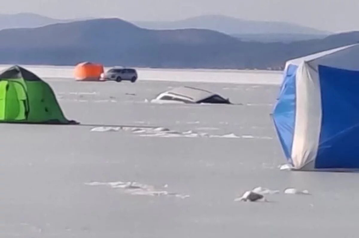    В Амурском заливе у Тавричанки автомобиль рыбаков провалился под лёд