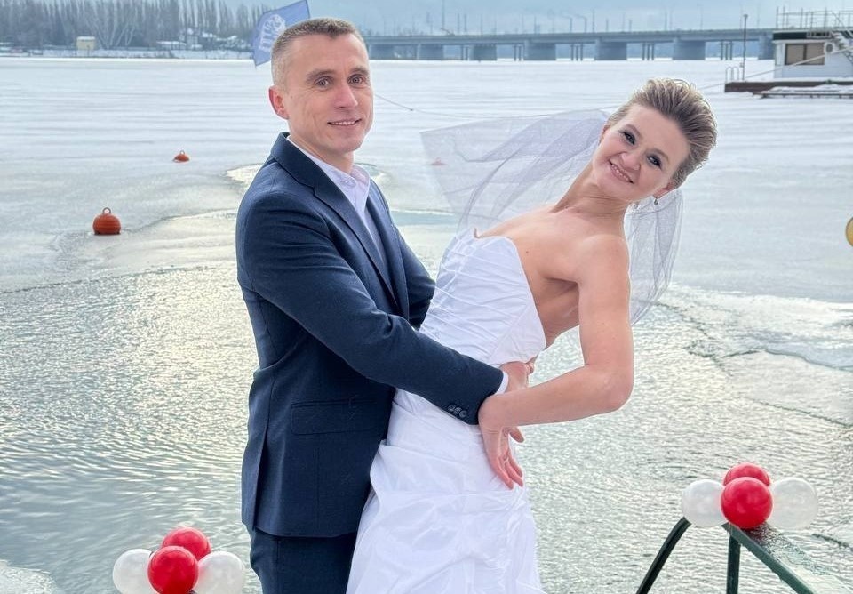    Алина и Андрей пообещали быть друг для друга надежной опорой на скользком берегу и теплым полотенцем на суше. Фото: телеграм-канал правительства Липецкой области.