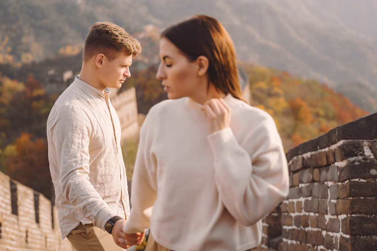 <a href="https://ru.freepik.com/free-photo/beautiful-young-couple-holding-hands-showing-affection-great-wall-china_6634006.htm">Изображение от prostooleh на Freepik</a>