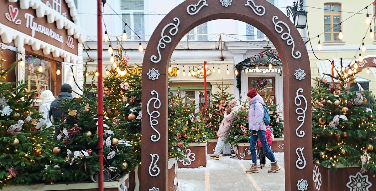 Камергерский переулок в праздничном наряде