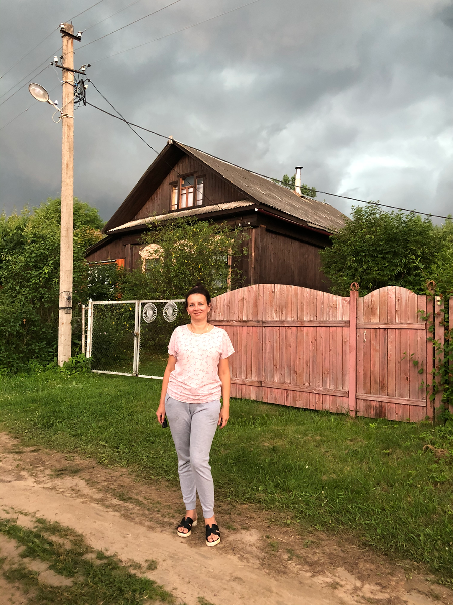 Дочь Женя у нашей бывшей дачи, 2020 год. Теперь здесь живут чужие люди