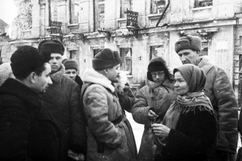 Группа бойцов и командиров Красной Армии беседуют с жительницей Ржева, март 1943.
Фото: Л. Великжанин/образывойны.рф