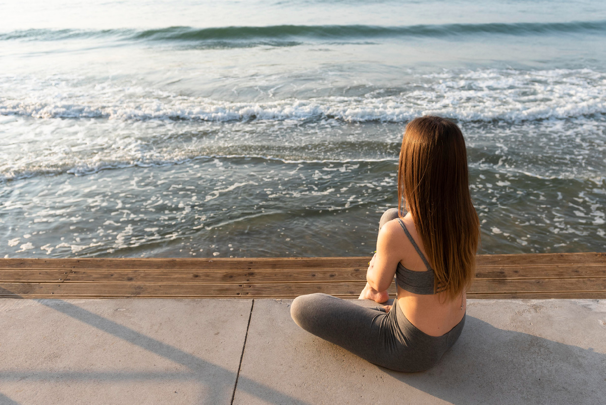 <a href="https://ru.freepik.com/free-photo/back-view-woman-looking-sea-with-copy-space_10891425.htm">Изображение от freepik</a>