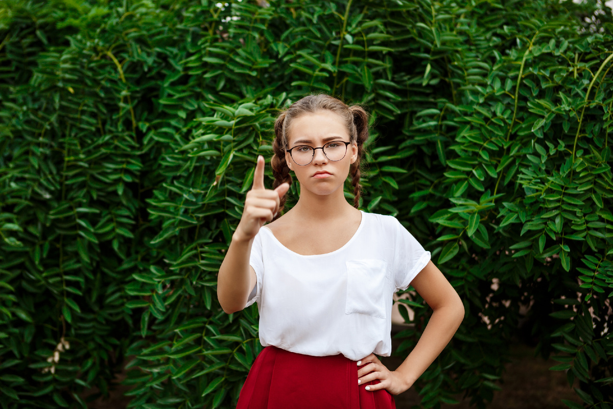 <a href="https://ru.freepik.com/free-photo/brutal-young-female-student-glasses-pointing-finger-front_7600193.htm">Изображение от cookie_studio на Freepik</a>