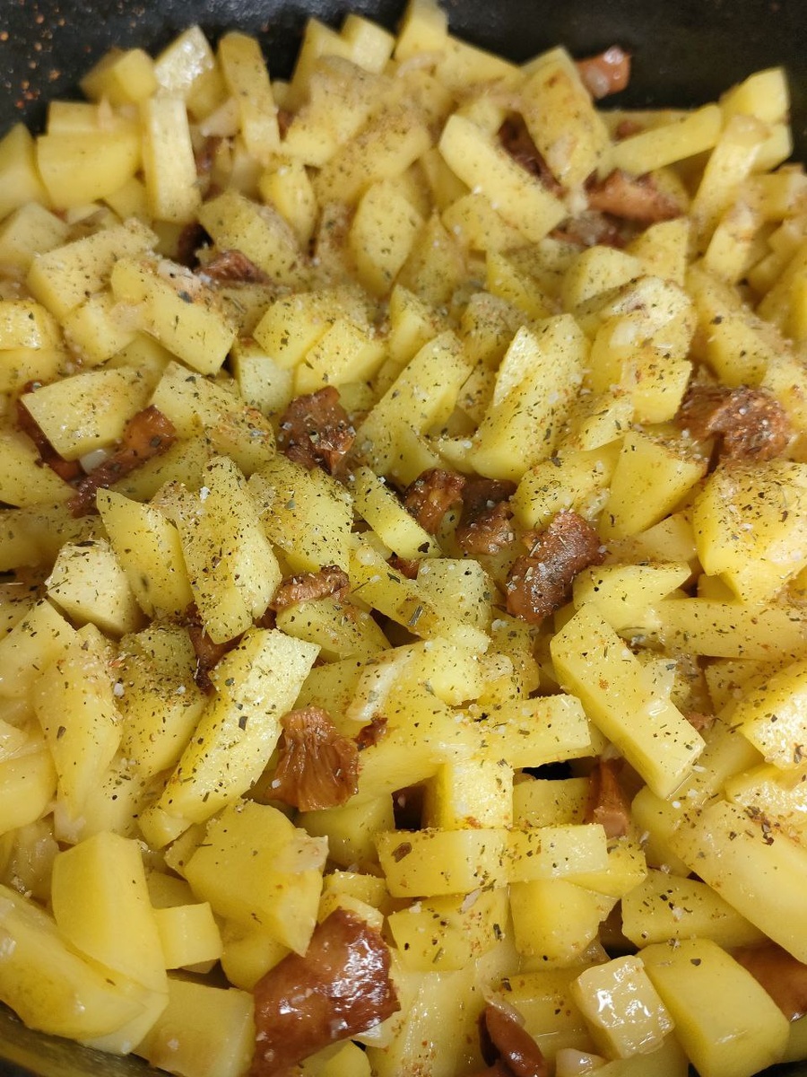 
Жареная картошка с лисичками — вкусное и ароматное блюдо, которое сочетает в себе хрустящую картошку и нежные грибы. Лисички придают блюду особый вкус .