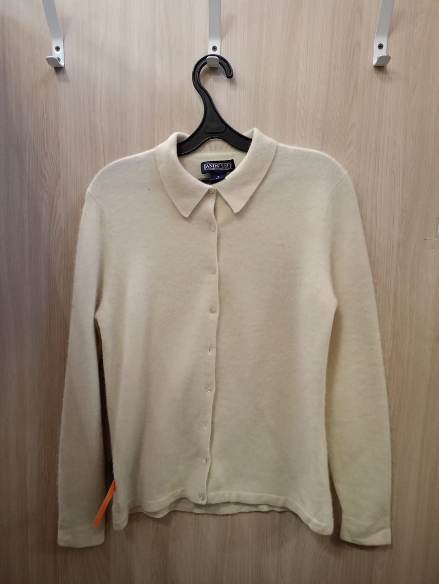 Мягчайший кардиган от американского бренда Lands' End. Кстати, в этот заход мне попалось как минимум 3 вещи от этого бренда (которые я взяла в примерочную). Размер 46-48, состояние 4/5. Была маленькая дырочка в районе правого плеча, но её легко можно устранить