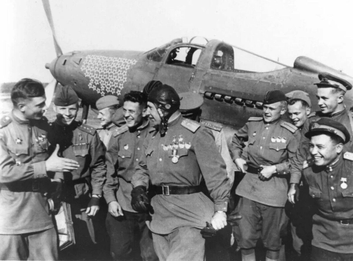 Александр Покрышкин в середине