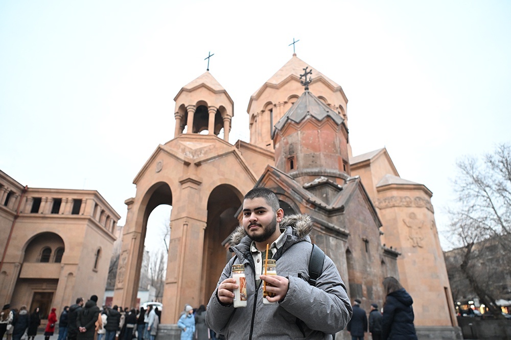    Верующие у церкви святой Анны в Ереване. / Арам Нерсесян/РИА Новости