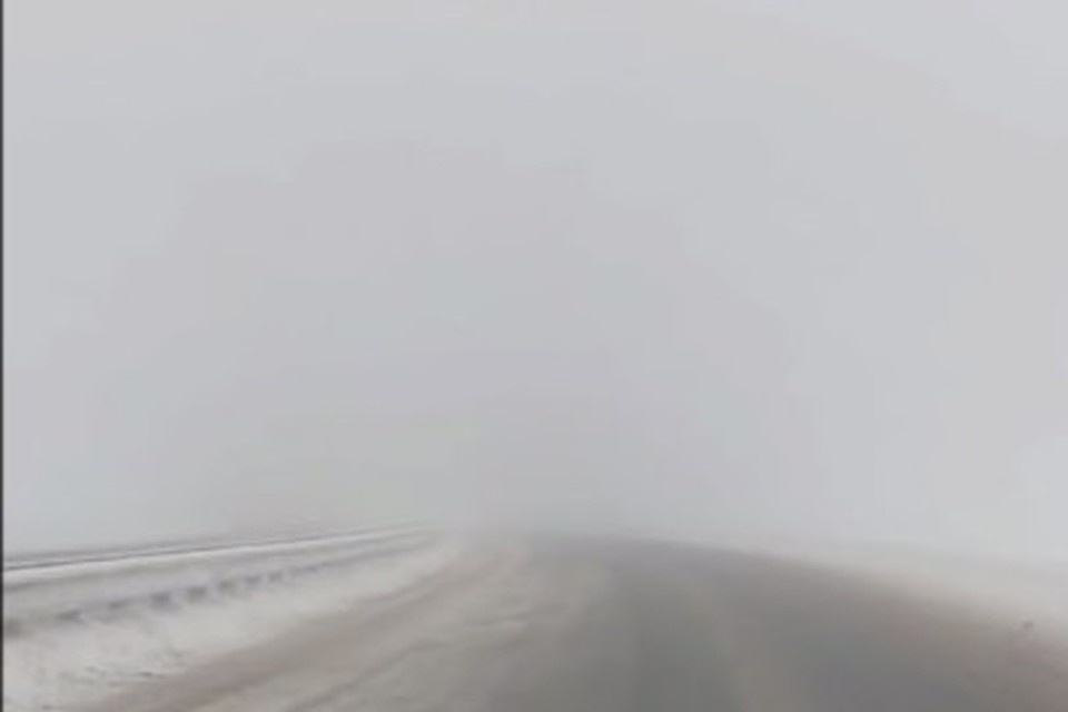    Тем же, кто не может отложить дорогу, губернатор напомнил о необходимости строгого соблюдения скоростного режима. Фото: ТГ-канал Евгения Солнцева