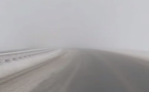   На некоторых дорогах Оренбуржья отмечается плохая видимость. Фото: стопкадр с видео из ТГ-канала Евгения Солнцева