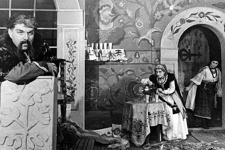    Анатолий Добкевич, В. Крышня и Зоя Яковлева в спектакле, 1940-1941 год   
Из коллекции Владимира Бобкова