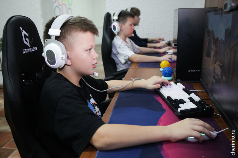    Секция открылась в сентябре на Батюшкова, 2. Сейчас в "КиберЮни" занимаются 18 подростков от 9 до 16 лет