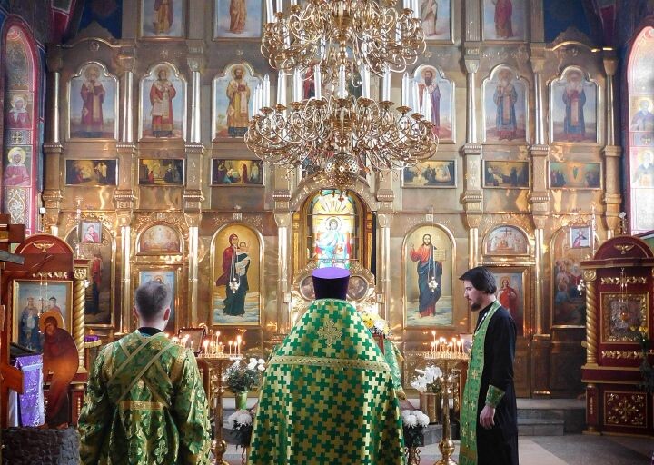 Нужно ли не спать в ночь на Рождество, накрывать стол, поздравлять друг друга в двенадцать ночи и дарить подарки