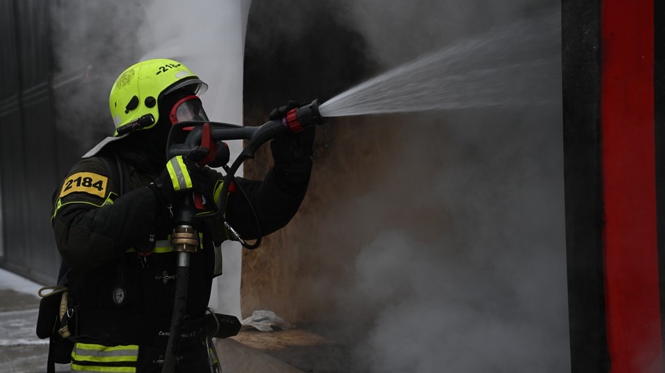    Пламя быстро потушили. Иван МАКЕЕВ