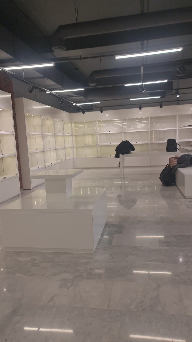 В этом зале нам предстояло разместить кукольную красоту. Листайте галерею