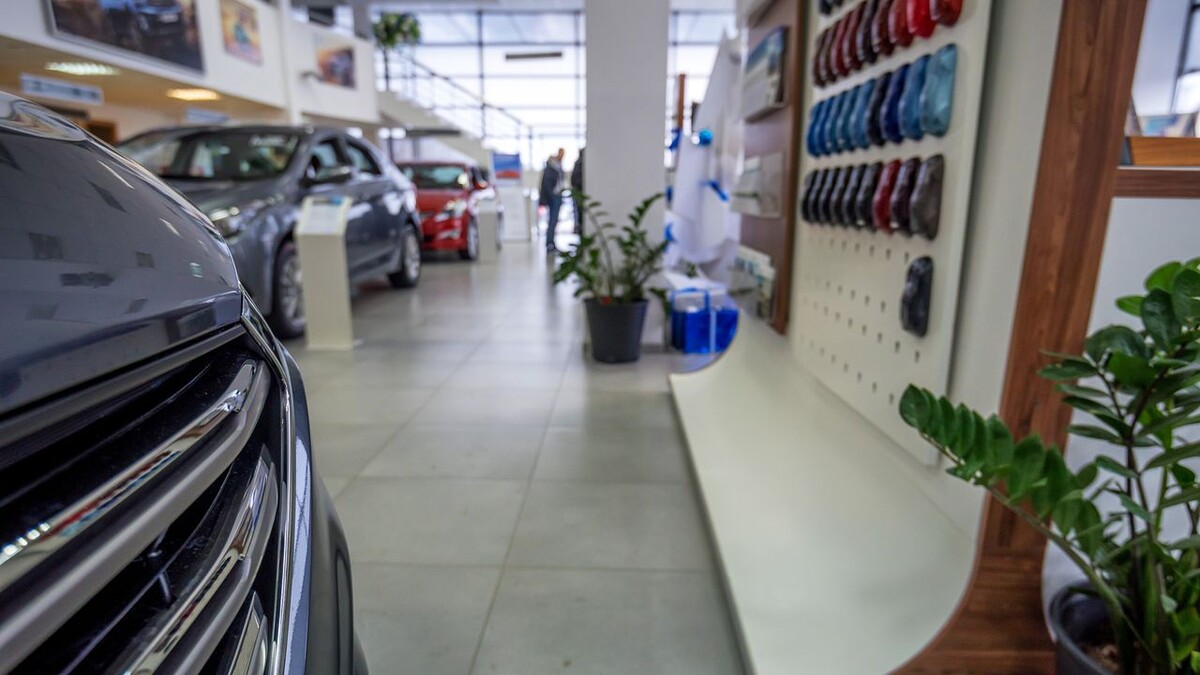    Автомобили в автосалоне