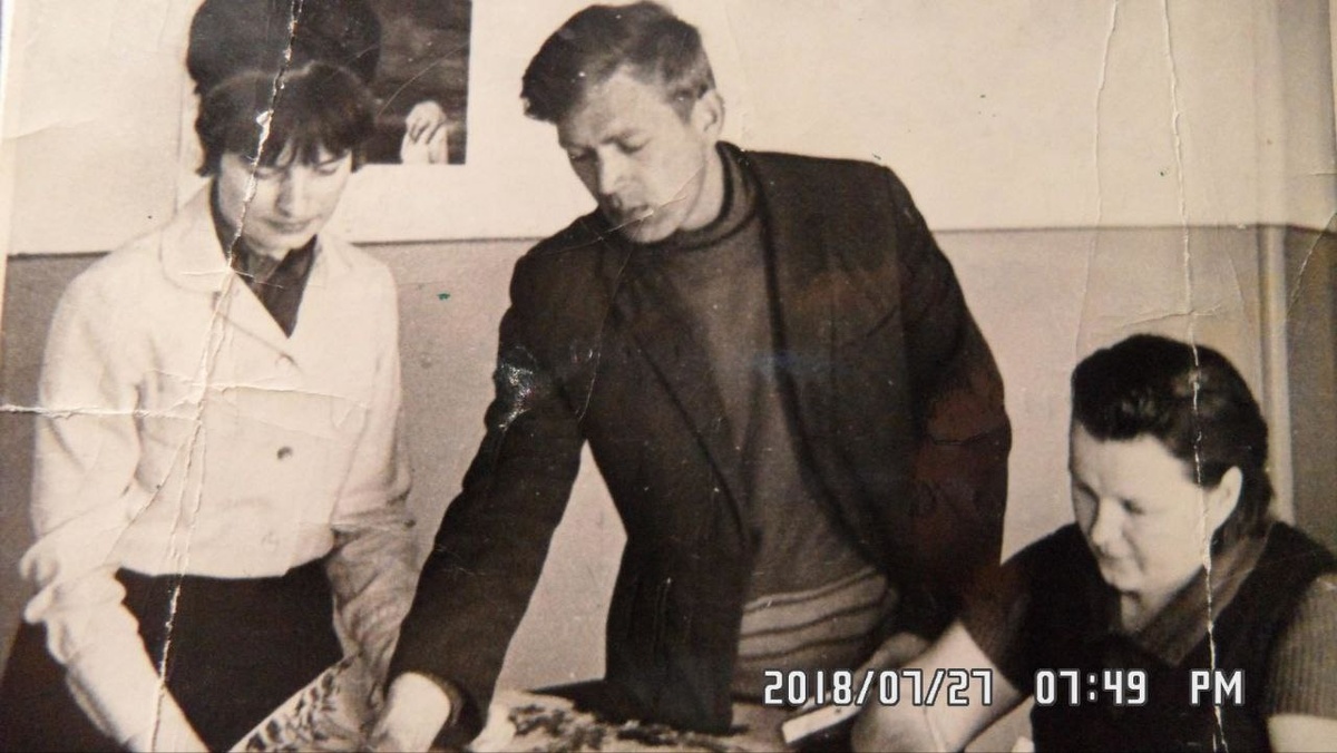 Фото из архива А. Фельдбуша. Редколлегия КБО ( Галина Блаус, Альберт Фельдбуш, Валентина Дегтяренок) работает над выпуском очередной стенгазеты.