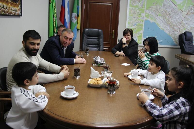    Железнодорожный.екатеринбург.рф / Встреча Виталия Першина с семьей, получившей подарки в акции «Елка желаний»