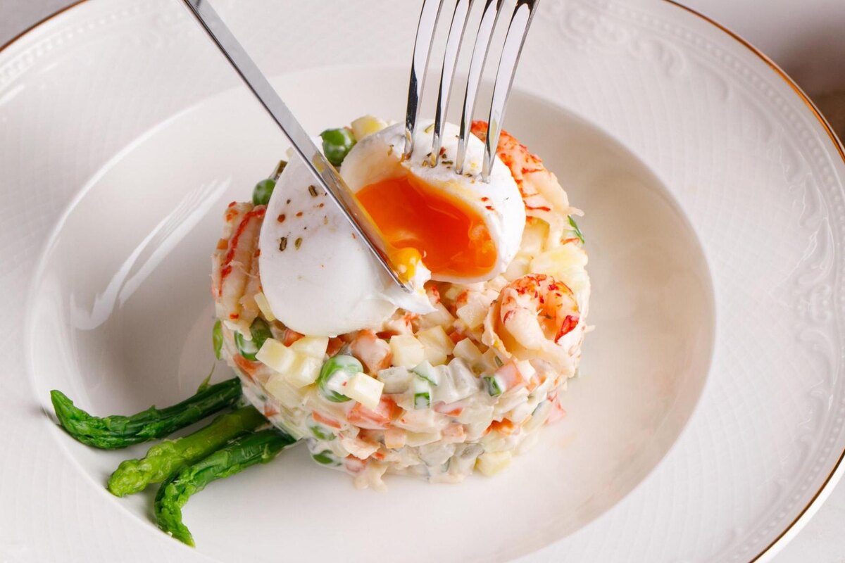 Оливье с раковыми шейками в ресторане «Таможня». Фото предоставлено командой ресторана