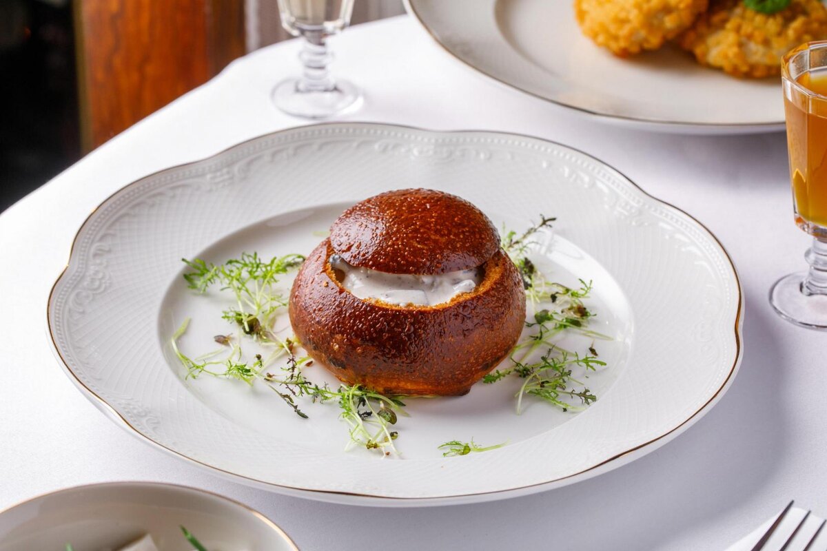 Томленые белые и лесные грибы в ресторане «Таможня». Фото предоставлено командой ресторана