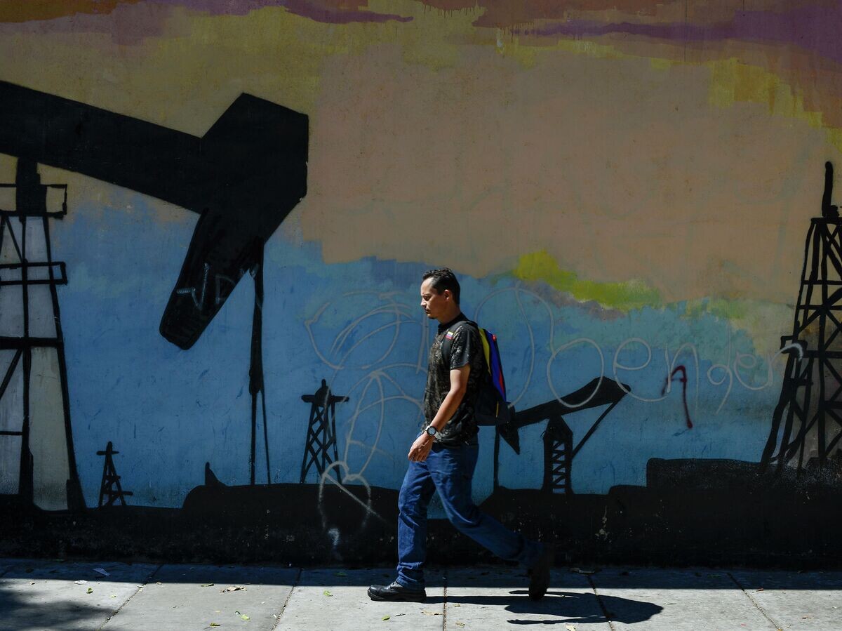    Граффити с изображением нефтяных насосов и скважин в Каракасе | © AP Photo / Matias Delacroix
