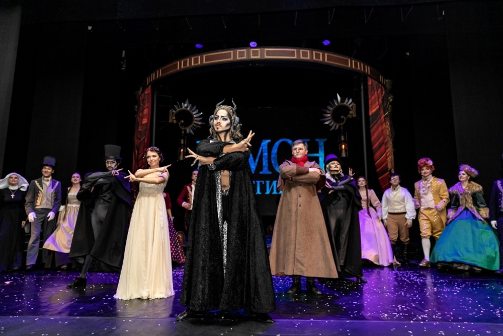    Спектакль следует аксиоматичной истине о привлекательности Зла. Демон в исполнении артиста балета Ильнура Исмагилова - фигура бессловесная, но действенная и пластически выразительная, он и стал главным персонажем премьеры. / Фото: Предоставлено Оренбургским театром музыкальной комедии