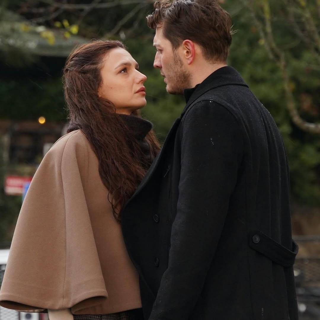 кадр из сериала "Под одним дождем"