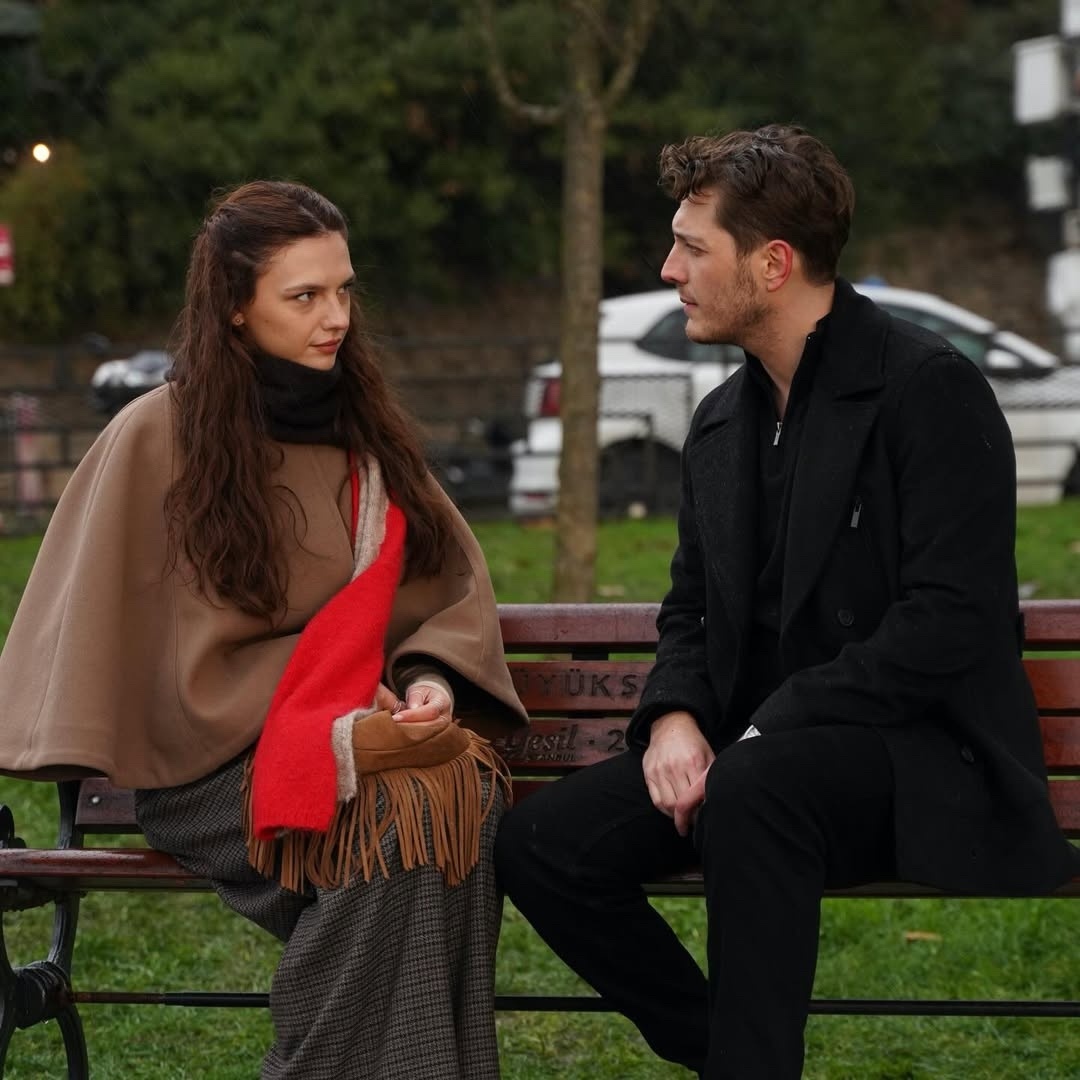 кадр из сериала "Под одним дождем"