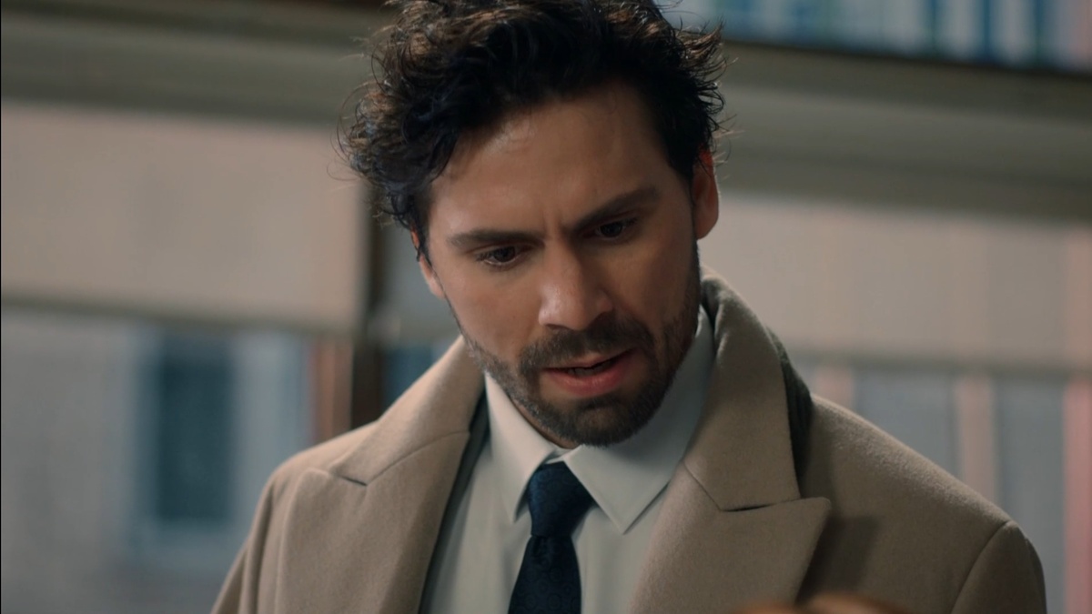 кадр из сериала "Под одним дождем"