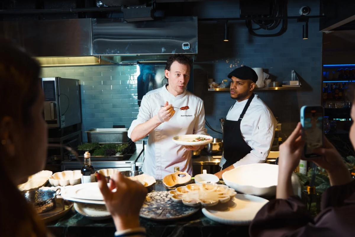 Шеф Мауро Панебьянко на кухне ресторана Essenza. Фото: официальный сайт проекта