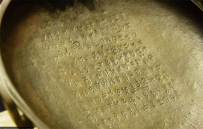 На подносе 130 иероглифа