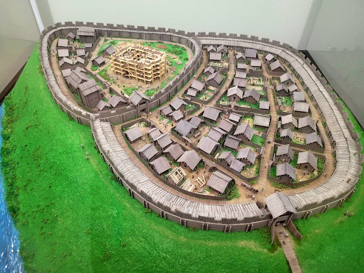 В экспозиции замка есть макет Гродненского детинца 12 века
