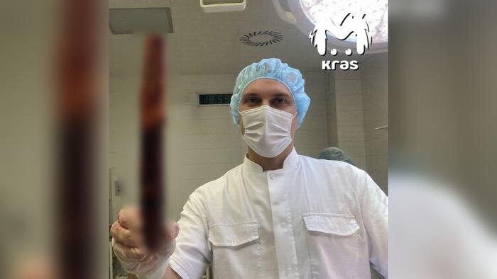 Черенок от лопаты пробил шею жителю Красноярска и вышел через рот. Фото © Telegram / Kras Mash