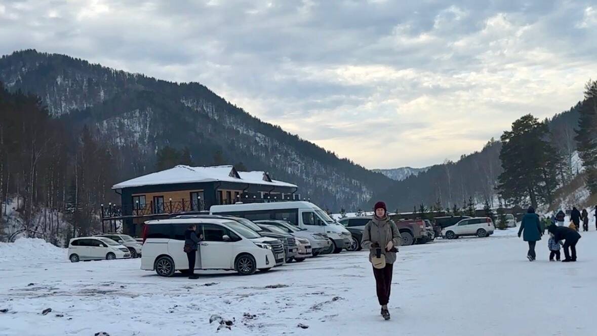 Вон в том доме за парковкой находится касса