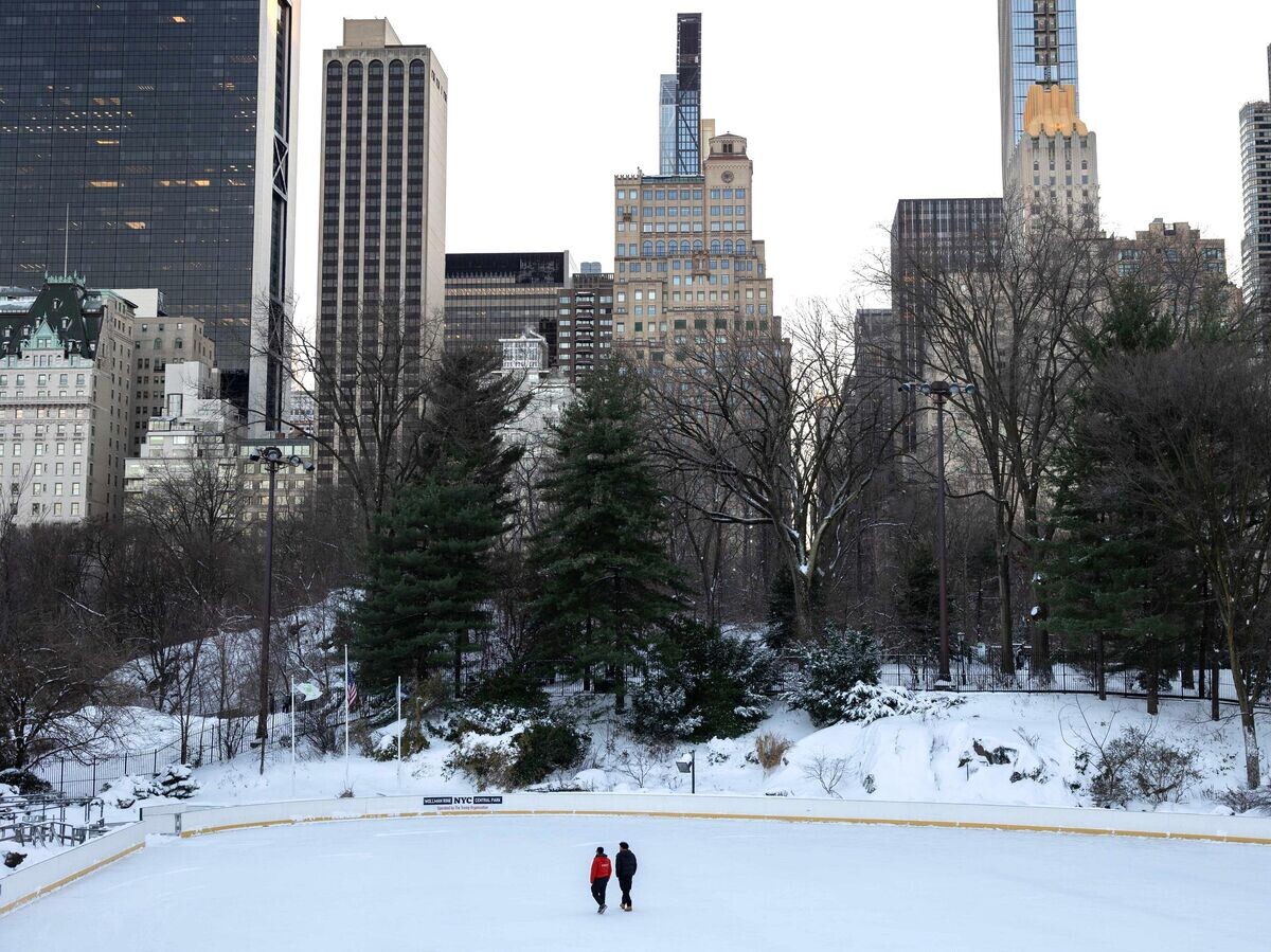    Люди гуляют в Центральном парке Нью-Йорка после снегопада | © РИА Новости / Юки Ивамура