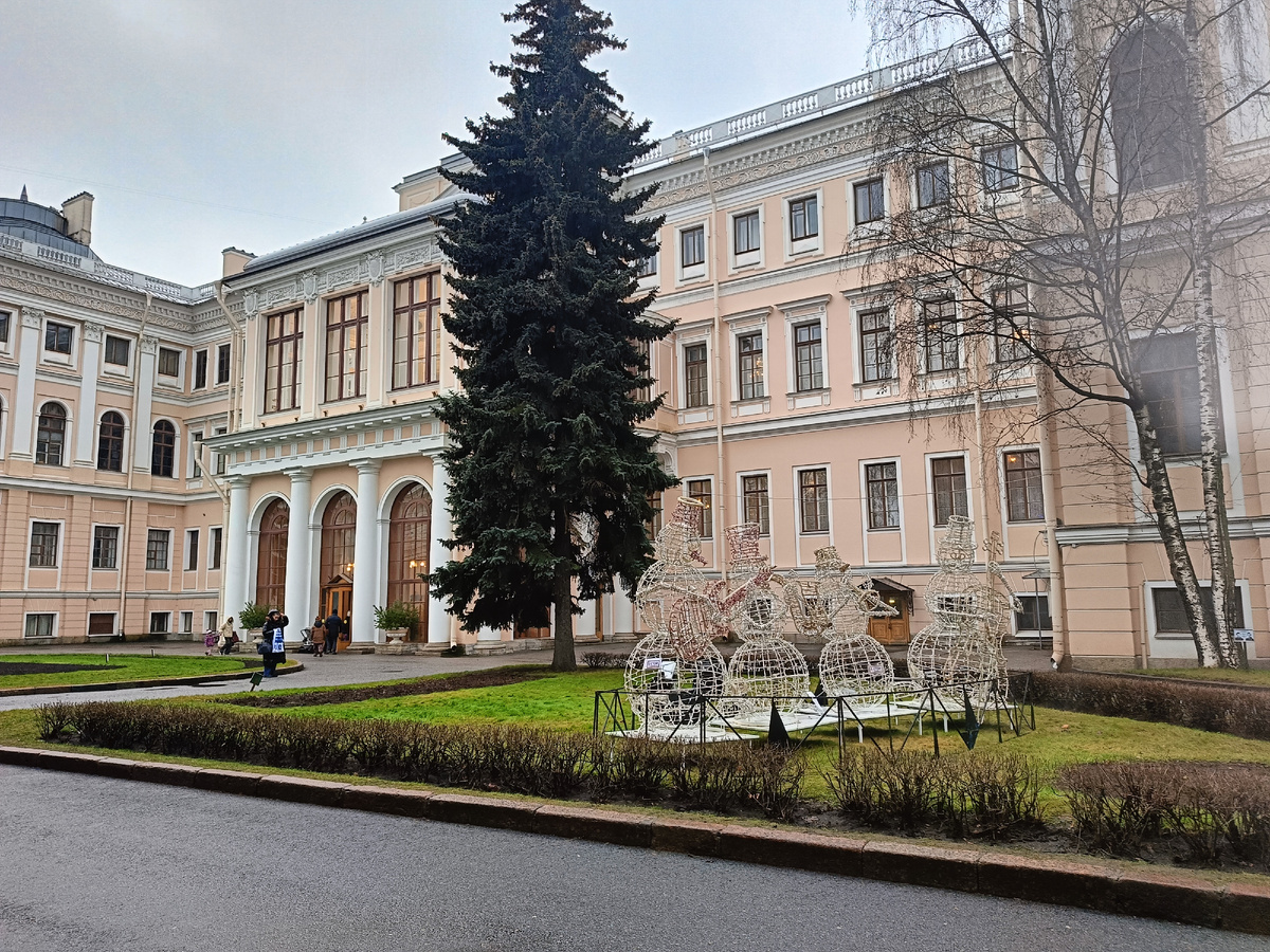 Аничков дворец, вид снаружи