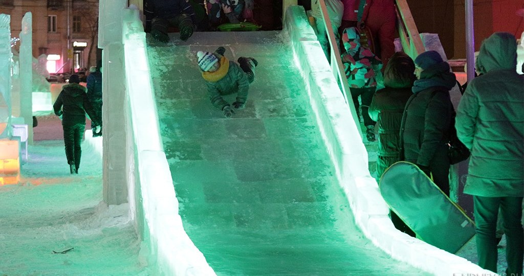 После жалоб горожан прокуратура Каменска-Уральского взялась за проверку опасного ледового городка